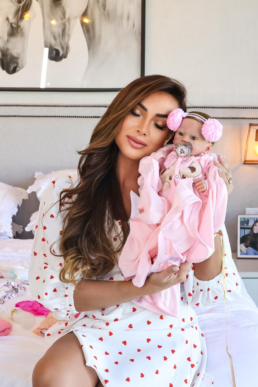 Bruna com bebê em mãos